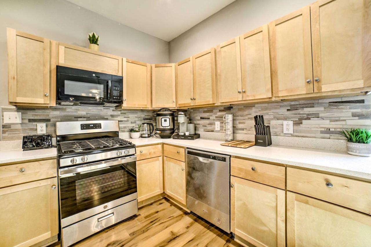 Townhome 1 Mi To Downtown Ferienhaus *